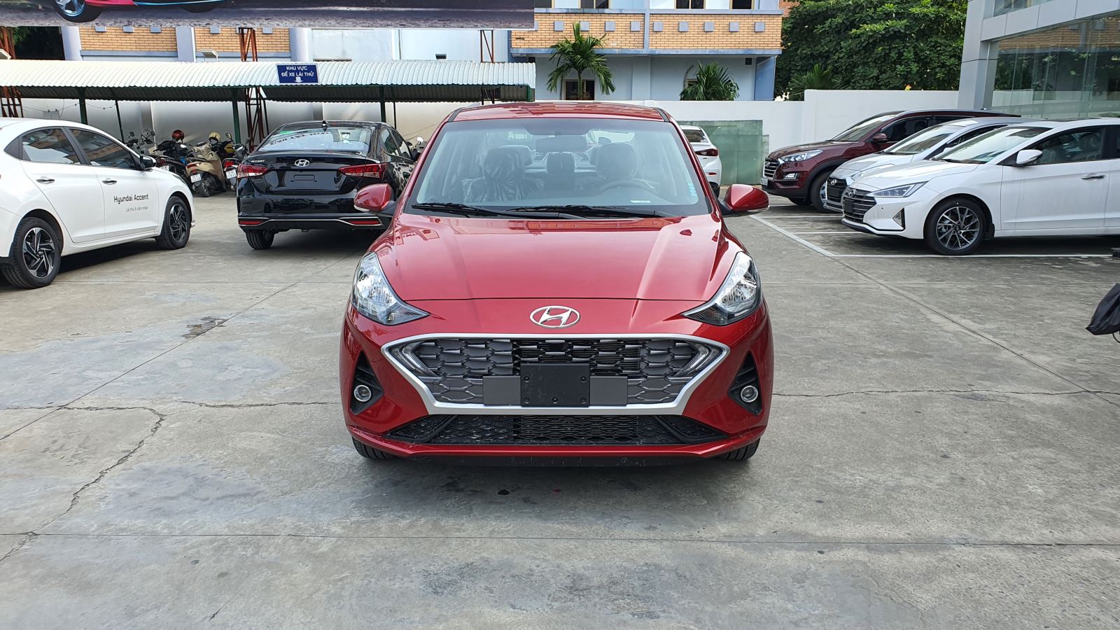 Tổng thể trước xe Grand i10 sedan