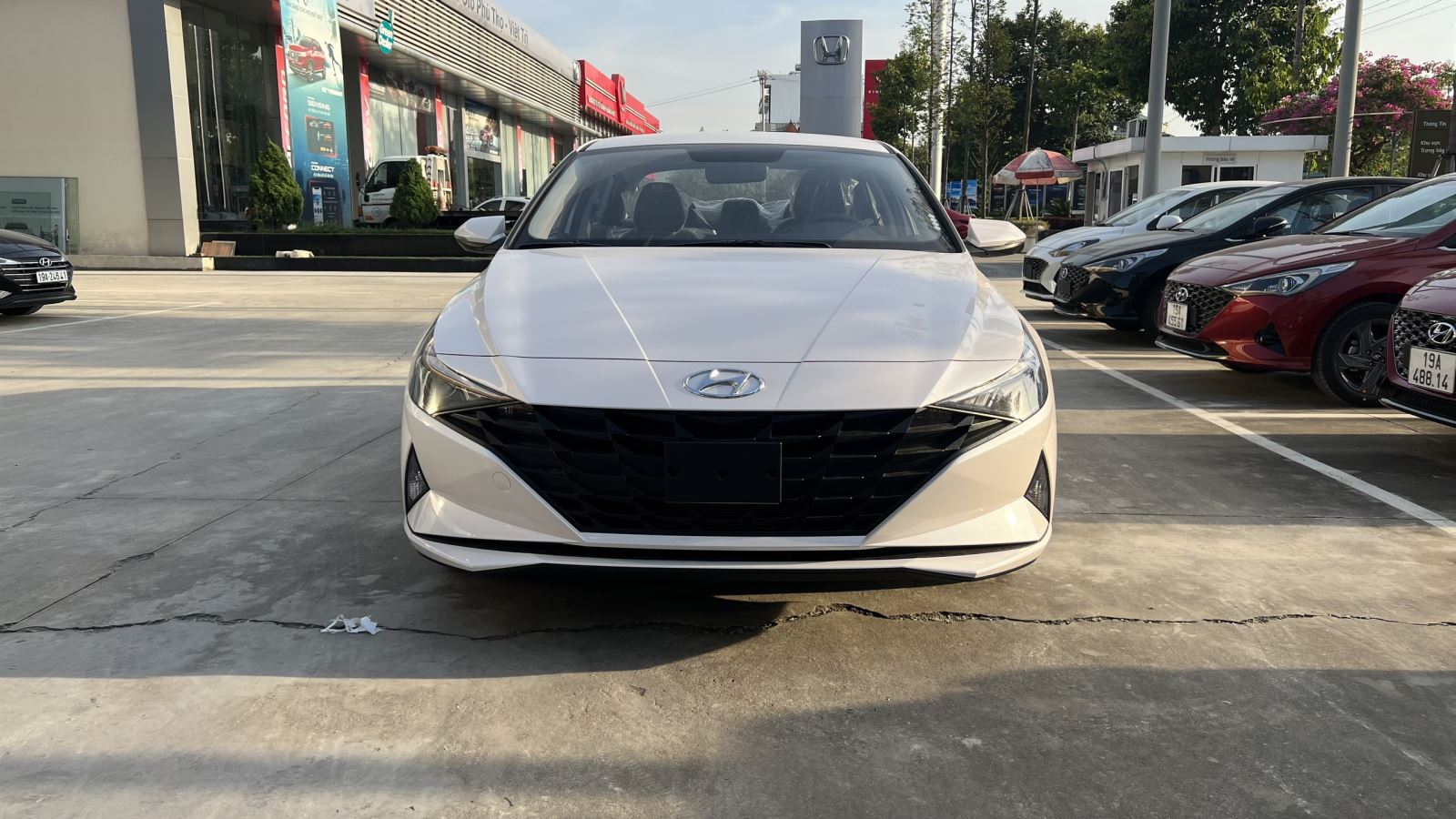 Tổng thể thiết kế đầu xe Elantra phiên bản 1.6 AT tiêu chuẩn