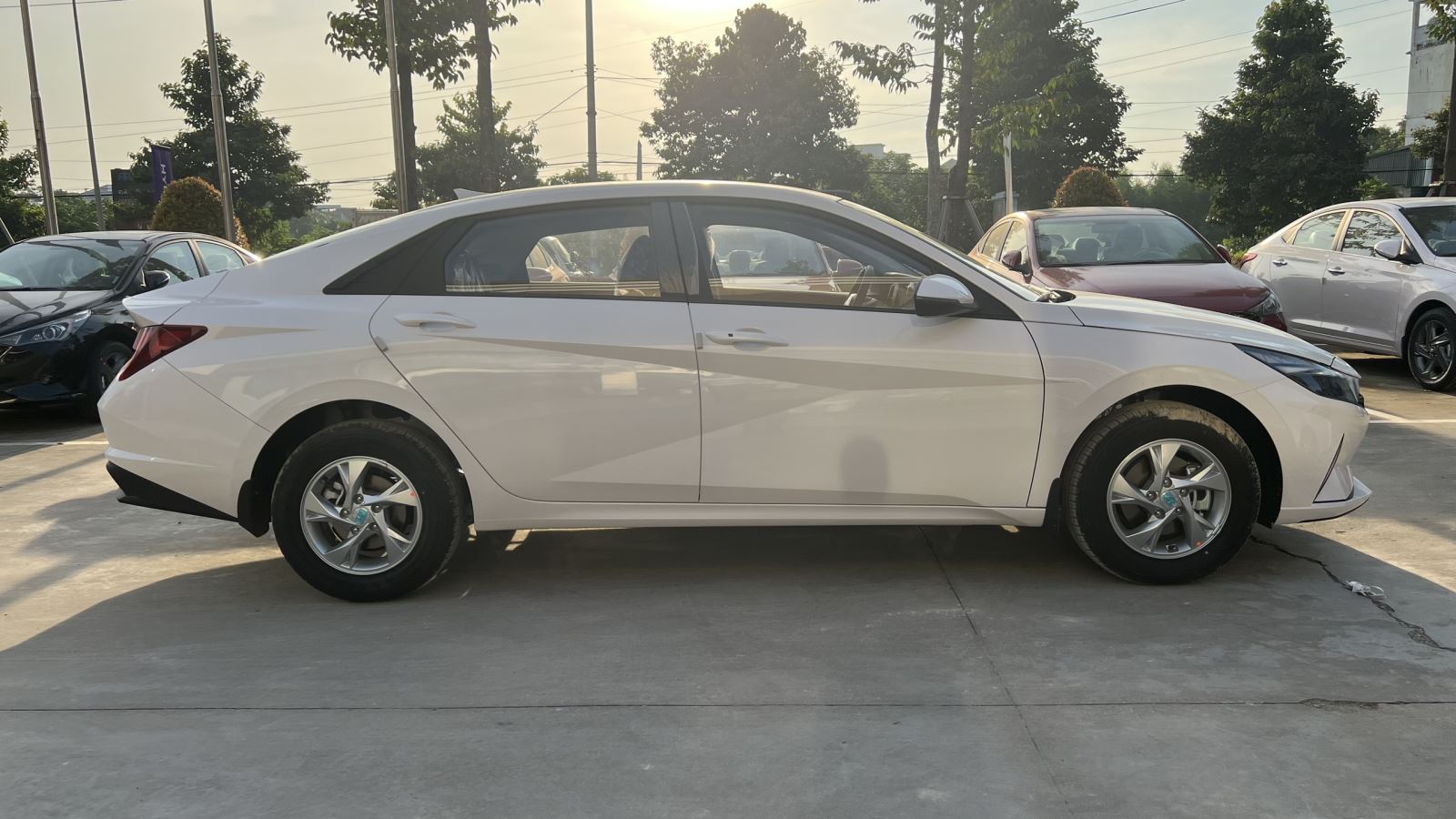 Tổng thể thân xe Elantra 1.6 AT tiêu chuẩn