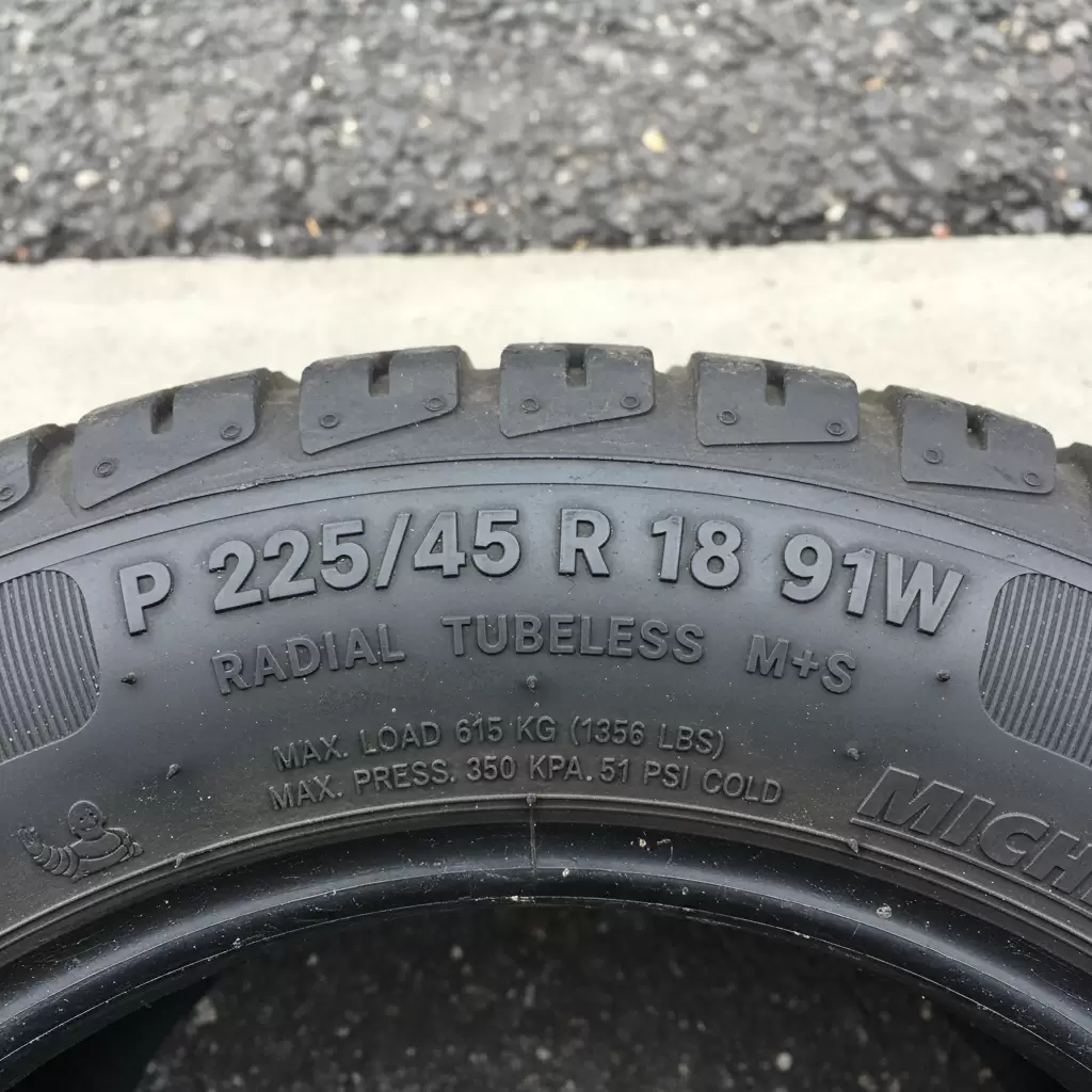 gemini_image_1768645381 Việc hiểu rõ các thông số trên hông lốp là bước đầu tiên để chọn kích thước chuẩn cho xe