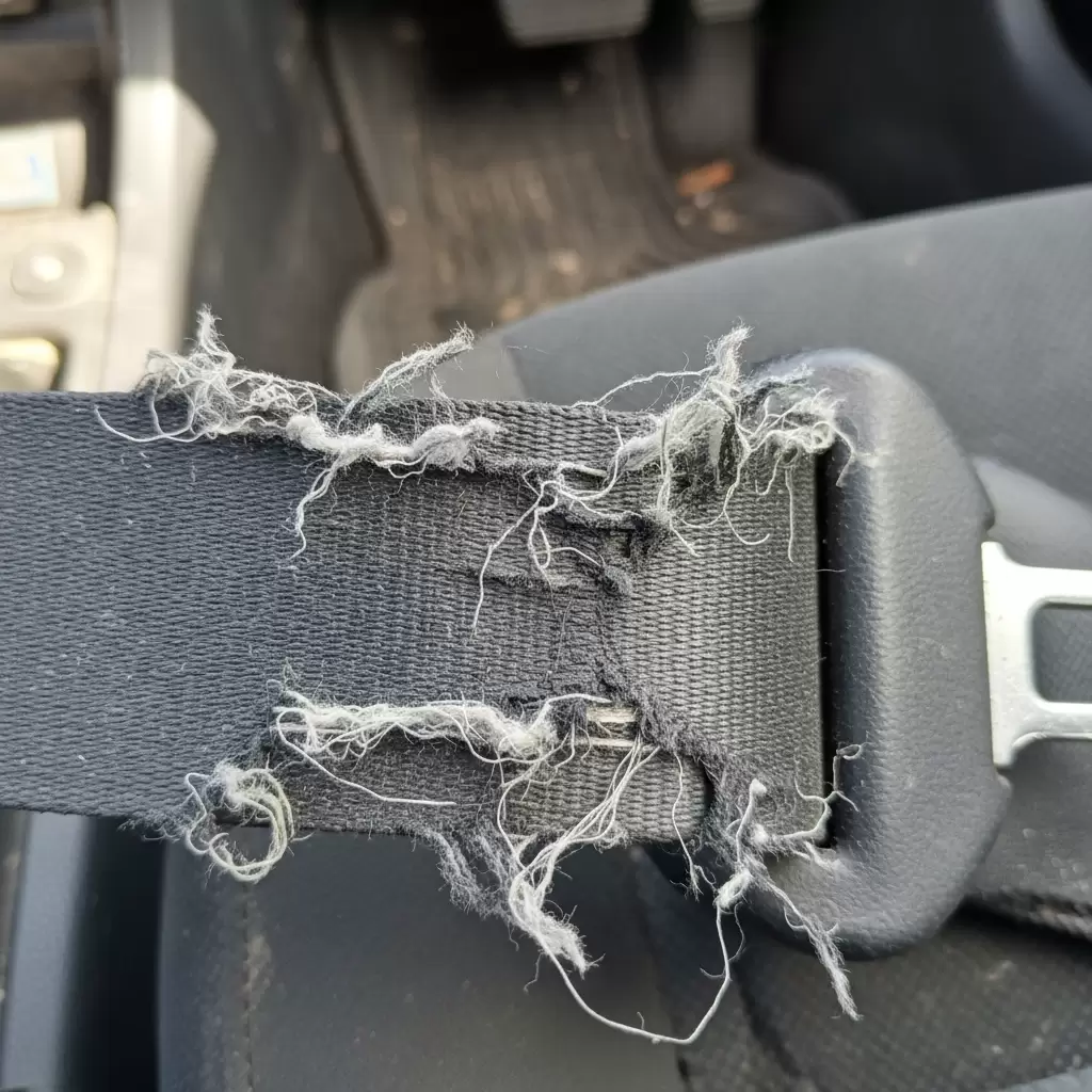 gemini_image_1768649683 Các vết sờn rách trên bề mặt dây đai là dấu hiệu nguy hiểm cần thay thế ngay