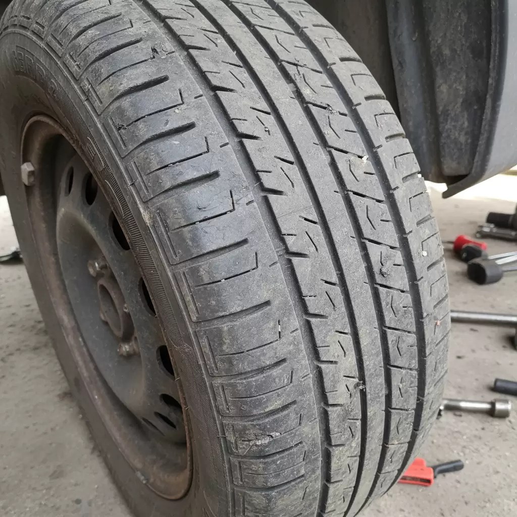 gemini_image_1768649881-1 Lốp xe mòn không đều là hệ quả trực tiếp của việc hệ thống treo không được bảo dưỡng đúng cách